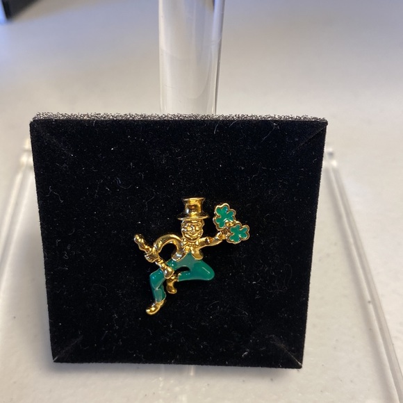 Avon Vintage Gold Tone Leprechaun Pin - Picture 3 of 4